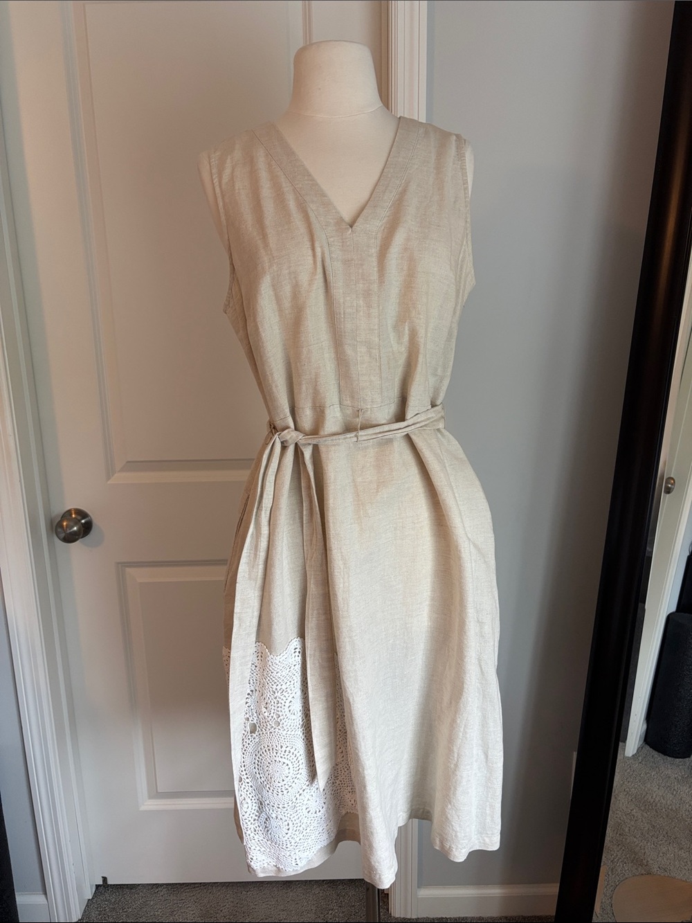 Liz Claiborne Sleeveless V-Neck Midi Dress in Light Beige with Crochet Accent